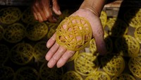 Ketika sudah digoreng dalam minyak panas, kerupuk mi ini akan mengembang. Ukurannya bisa selebar piring. Kerupuk mi bisa dinikmati dengan dimakan langsung, ditambah bumbu kacang, atau bisa juga menjadi teman makan asinan dan pecel.