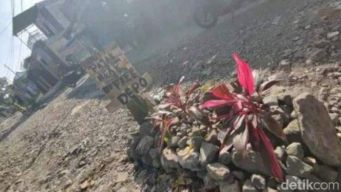 Warga Sukabumi kesal gegara jalan rusak dan sempat bikin kuburan