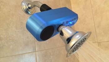 Speaker bluetooth yang bisa digantung di shower. Niat banget ini sih mandi sambil dugem kali ya. Dok. Boredpanda