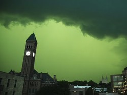 Langit Tiba-tiba Hijau, Pertanda Apa? Ini Penjelasan Ilmiahnya