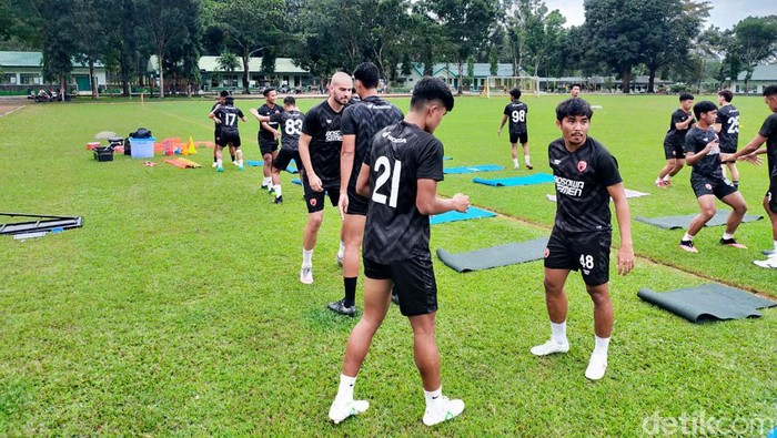 Latihan PSM Makassar di Lapangan Yonzipur 8/SMG Maros.