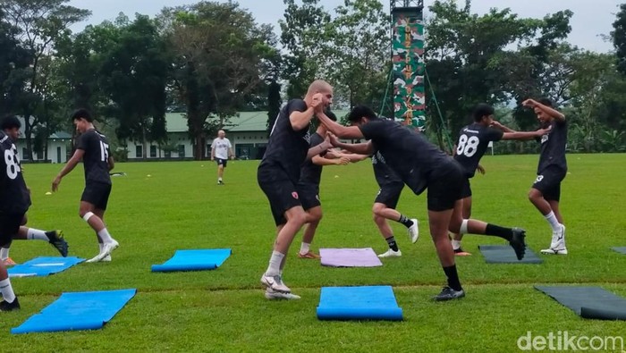 Latihan PSM Makassar di Lapangan Yonzipur 8/SMG Maros.