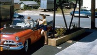 Drive thru bukan sekadar layanan pesan makan, melainkan juga bisa dimanfaatkan untuk hal lain. Tahun 1956, drive thru di Los Angeles menyediakan layanan cuci mobil. Enak ya! Foto: ranker.com / Jude Newsome