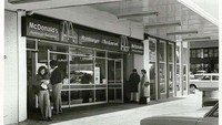Pada tahun 1976, layanan drive thru McDonalds di New Zealand bukan hanya ditujukan bagi para pengendara mobil, melainkan juga pejalan kaki. Mereka bisa pesan makan di layanan ini. Foto: ranker.com / Jude Newsome