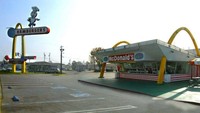 Keren! McDonalds tahun 2013 yang terletak di California ini memiliki bentuk restoran dan juga drive thru bergaya vintage. Foto: ranker.com / Jude Newsome