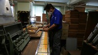 Seorang pekerja memastikan korek api ditempatkan dengan benar di dalam kotak korek api saat perakitan. Perusahaan yang mempekerjakan 130 orang ini merupakan bukti kerja keras dan dedikasi perusahaan kecil dan menengah yang merupakan tulang punggung ekonomi besar, termasuk AS dan Jepang.