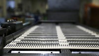 Bagian-bagian dari korek api meluncur dari jalur perakitan di sebuah pabrik Nittosha di Himeji, Jepang. Nittosha, produsen kecil Jepang, menghentikan produksi korek api.