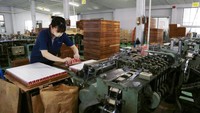 Seorang pekerja terlihat menyusun kotak korek api saat proses perakitan di pabrik.