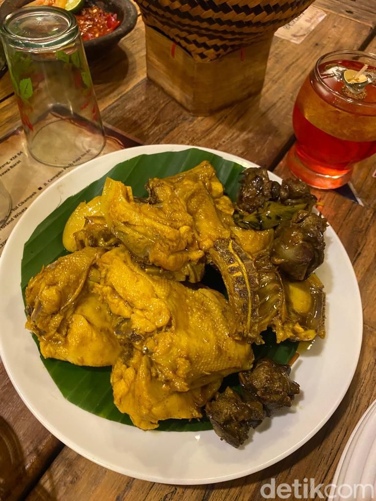 Legit Gurih Ayam Goreng Basah Khas Sunda, Enak Buat Makan Siang!