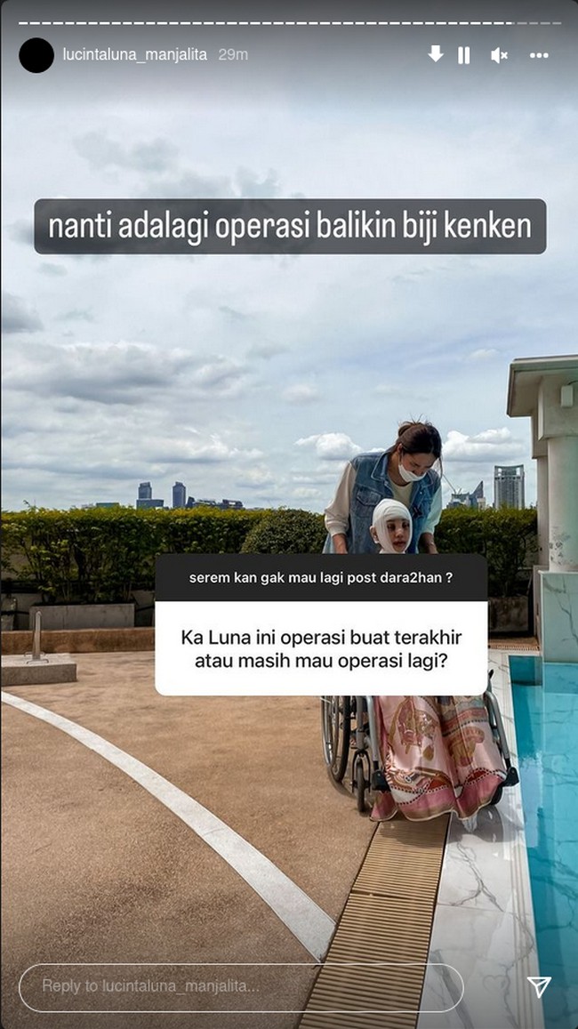 Di berbagai postingan media sosial, Lucinta Luna tidak ragu membagikan potretnya setelah melakukan operasi. Terlihat wajahnya yang dibalut perban mengalami pembengkakan dan pendarahan. Dianggap menyeramkan, beberapa postingannya bahkan harus dihapus Instagram. Foto: Instagram @lucintaluna_manjalita
