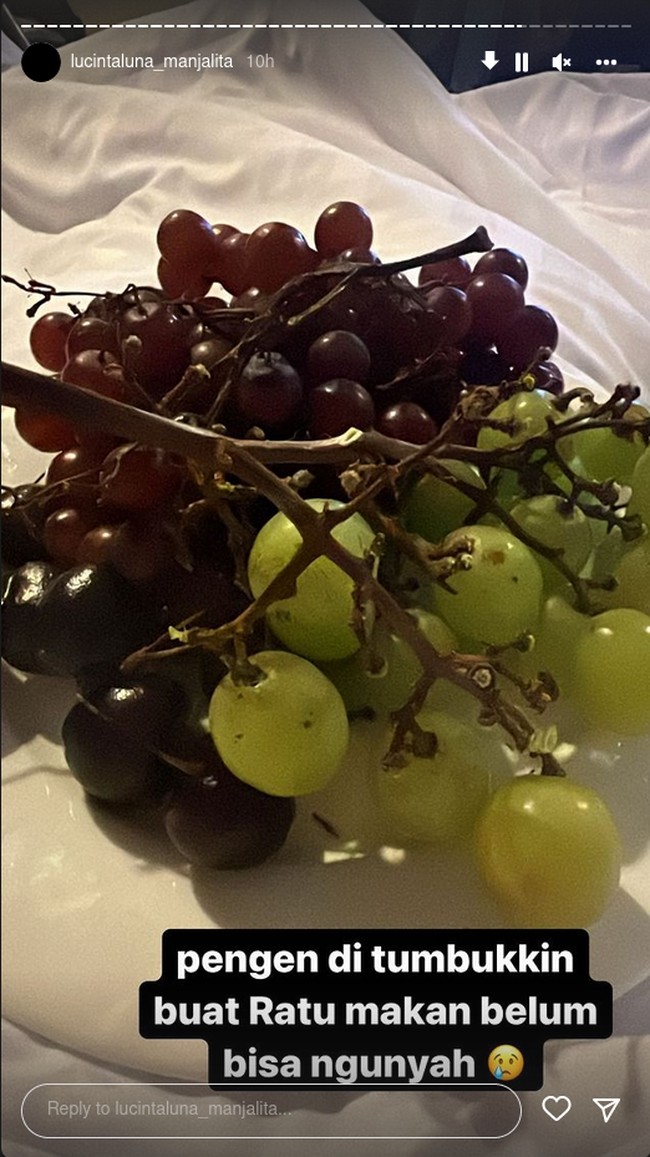 Setelah dioperasi di bagian wajah dan lehernya, Lucinta Luna mengaku belum bisa makan dengan normal. Untuk makan anggur saja, ia meminta ditumbukan.Foto: Instagram @lucintaluna_manjalita