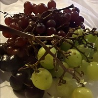 Setelah dioperasi di bagian wajah dan lehernya, Lucinta Luna mengaku belum bisa makan dengan normal. Untuk makan anggur saja, ia meminta ditumbukan.Foto: Instagram @lucintaluna_manjalita