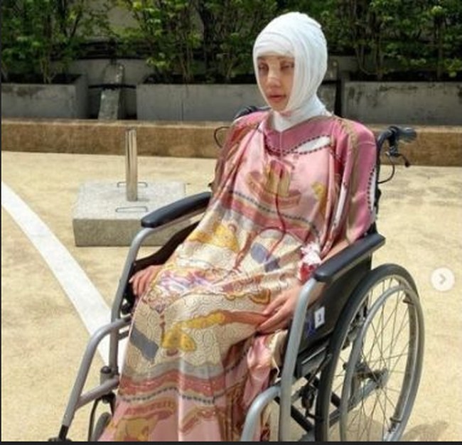 Tak sedikit netizen yang berkomentar jika ia terlihat menyeramkan seperti zombie.Foto: Instagram @lucintaluna_manjalita