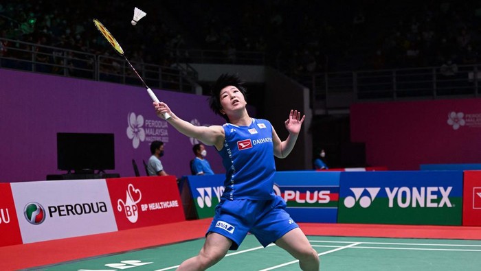 Mantap! Gregoria Melaju ke Semifinal Malaysia Masters 2022 Indonesia's Gregoria Mariska Tunjung hits a return against Japan's Akane Yamaguchi during their womens singles quarter finals match at the Malaysia Masters badminton tournament in Kuala Lumpur on July 8, 2022. (Photo by Mohd RASFAN / AFP) (Photo by MOHD RASFAN/AFP via Getty Images)