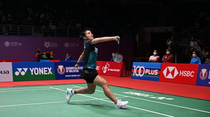 Mantap! Gregoria Melaju ke Semifinal Malaysia Masters 2022 Indonesia's Gregoria Mariska Tunjung hits a return against Japan's Akane Yamaguchi during their womens singles quarter finals match at the Malaysia Masters badminton tournament in Kuala Lumpur on July 8, 2022. (Photo by Mohd RASFAN / AFP) (Photo by MOHD RASFAN/AFP via Getty Images)