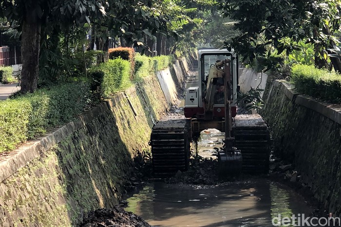 Petugas mengoperasikan alat berat mengeruk lumpur di anak sungai yang melintas di RW 09, Pondok Karya, Tangerang Selatan. Memastikan anak sungai mampu menampung debit air di saat hujan deras.