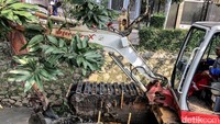 Hujan deras yang masih kerap terjadi membuat saluran air harus rajin dibersihkan terutama pendangkalan lumpur.