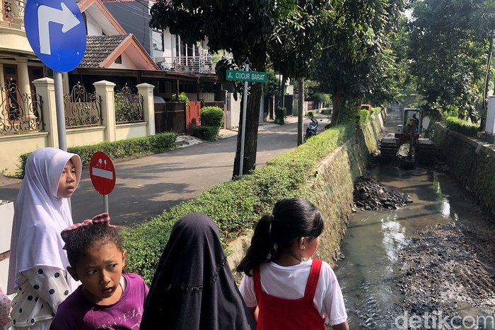Petugas mengoperasikan alat berat mengeruk lumpur di anak sungai yang melintas di RW 09, Pondok Karya, Tangerang Selatan. Memastikan anak sungai mampu menampung debit air di saat hujan deras.