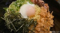 Ada beberapa pilihan menu yang ditawarkan di Inaho Japanese Restaurant. Bagi penggemar sushi contohnya, di sini terkenal dengan menu Salmon Sashimi dan Salmon Mentai Roll nya yang enak. Dibuat dengan bahan berkualitas. Foto: detikFood