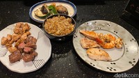Di dalam teppanyaki set menu ini isiannya sudah lengkap. Mulai dari irisan daging salmon, tuna, cumi-cumi, udang, ayam hingga daging sapi. Foto: detikFood