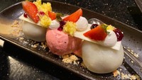 Penggemar dessert Jepang, bisa mencicipi Mochi Cake dengan es krim lumer yang lembut. Kemudian ada pancake fluffy khas Jepang, yaitu Fuwa-fuwa Pancake disajikan tetap dengan es krim.  Foto: detikFood