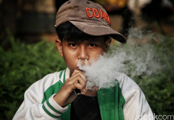 'Mengasapi' Ibukota dengan Gaya, Sisi Lain Serbuan ABG Pinggiran Jakarta