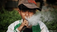 Sebetulnya sih maunya anak-anak itu tidak merokok ya, tapi bukan bidang kita kesehatan, jadi minimal tolong jangan buang puntung sembarangan, pungkasnya. (Foto: Pradita Utama/detikHealth)
