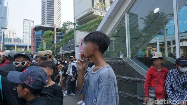 'Mengasapi' Ibukota dengan Gaya, Sisi Lain Serbuan ABG Pinggiran Jakarta