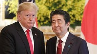 Abe juga sempat menyambut Presiden Donald Trump saat berkunjung ke Jepang. Abe terkenal karena sikap kerasnya di pertahanan Jepang, terutama dalam hal teritorial. Pada tahun 2015 ia mendorong hak Jepang untuk pertahanan diri kolektif, yang merupakan kemampuan untuk memobilisasi pasukan di luar negeri untuk mempertahankan diri dan sekutu yang diserang. AP Photo