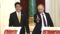 Selain Jokowi, Shinzo Abe juga terlihat bersama Presiden Rusia Vladimir Putin pada 2013 lalu. Shinzo Abe telah menjadi perdana menteri Jepang sejak Desember 2012 setelah menang telak dalam pemilihan umum Partai Demokrat Liberal (LDP). AP Photo
