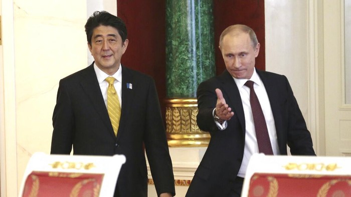 Eks PM Jepang Shinzo Abe meninggal dunia usai ditembak saat acara kampanye. Berikut foto-foto momen kebersamaan Abe bersama para tokoh dunia.
