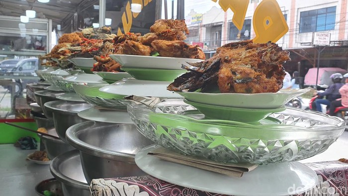 Menu di Warung Nasi Padang.