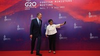 Teriakan soal perang ke Menteri Luar Negeri Rusia itu terdengar selama tiga kali dalam bahasa Inggris. Teriakan pertama suaranya masih samar-samar, yang kedua sangat lantang, dan yang ketiga nampak kembali samar-samar. Dari suaranya teriakan itu dilakukan oleh seorang pria. Why did you start the war? Why did you start the war? Why did you start the war? bunyi teriakan yang muncul.