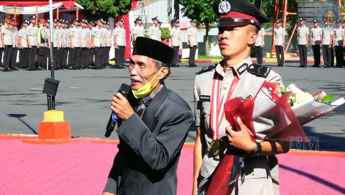 Momen sopir angkot menghadiri pelantikan anaknya yang jadi polisi.