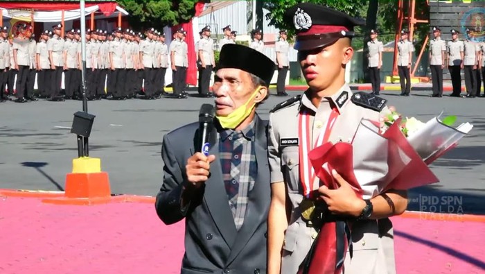 Momen sopir angkot menghadiri pelantikan anaknya yang jadi polisi.