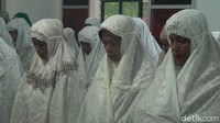 Jemaah tarekat naqsabandiyah wanita saat mengikuti salat Id di Kota Padang (Jeka/detikSumut)
