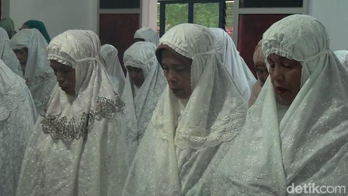 Naqsabandiyah Jemaah wanita tarekat naqsabandiyah salat Id di Kota Padang. (Jeka/detikSumut)