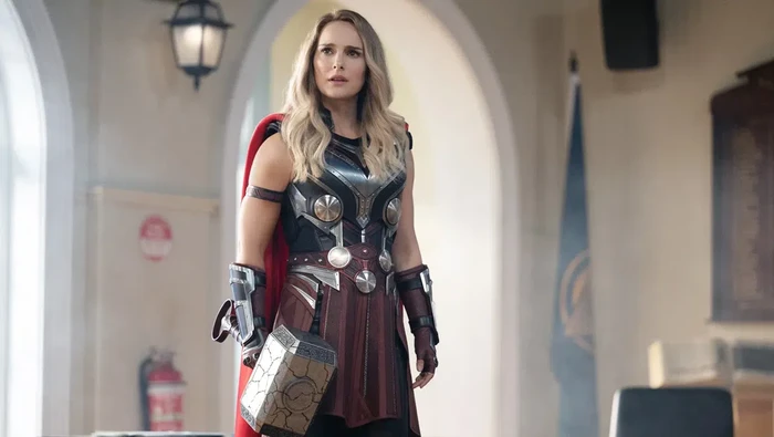 Natalie Portman dan Chris Hemswroth Natalie Portman di film Thor: Love and Thunder.