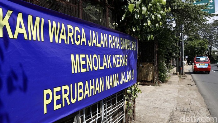 Ogah Ganti Nama Jalan, Warga Pasang Spanduk Penolakan Beragam respons mencuat seiring pergantian 22 nama jalan di Jakarta. Di Bambu Apus, muncul spanduk menolak perubahan nama jalan.