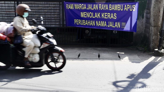 Ogah Ganti Nama Jalan, Warga Pasang Spanduk Penolakan Beragam respons mencuat seiring pergantian 22 nama jalan di Jakarta. Di Bambu Apus, muncul spanduk menolak perubahan nama jalan.