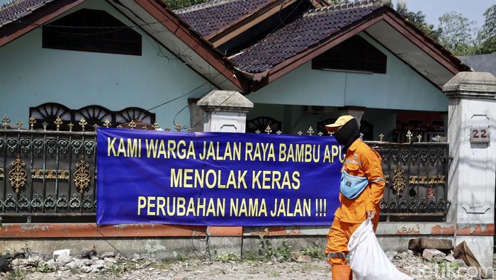 Beragam respons mencuat seiring pergantian 22 nama jalan di Jakarta. Di Bambu Apus, muncul spanduk menolak perubahan nama jalan.