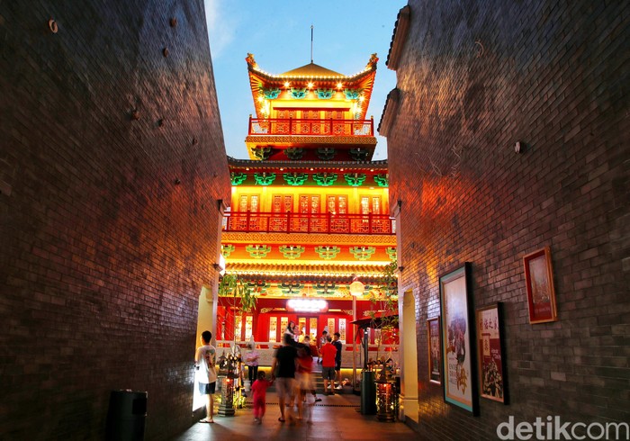 Sejumlah warga mengunjungi Old Shanghai Sedayu City di Kelapa Gading Jakarta Utara, Rabu (6/7/2022).