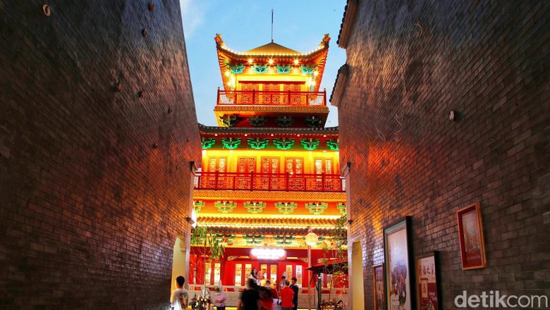 Sejumlah warga mengunjungi Old Shanghai Sedayu City di Kelapa Gading Jakarta Utara, Rabu (6/7/2022).