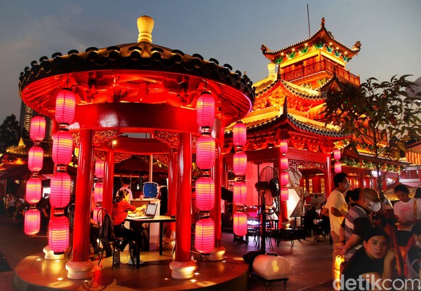 Old Shanghai yang beroperasi sejak 27 Mei 2022 ini viral sebagai kawasan wisata kuliner tematik yang tidak kalah hebat dari Pantjoran PIK. Old Shanghai yang beroperasi sejak 27 Mei 2022 ini viral sebagai kawasan wisata kuliner tematik yang tidak kalah hebat dari Pantjoran PIK.