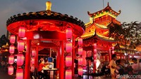 Old Shanghai yang beroperasi sejak 27 Mei 2022 ini viral sebagai kawasan wisata kuliner tematik yang tidak kalah hebat dari Pantjoran PIK.