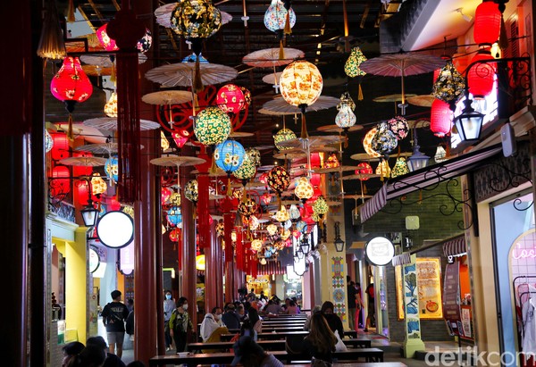 Berbagai tenant kuliner ternama hadir di Old Shanghai Sedayu City.