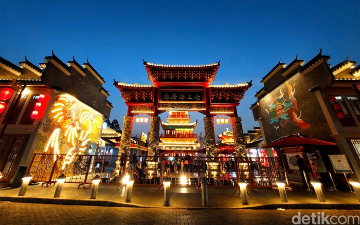 Sejumlah warga mengunjungi Old Shanghai Sedayu City di Kelapa Gading Jakarta Utara, Rabu (6/7/2022).