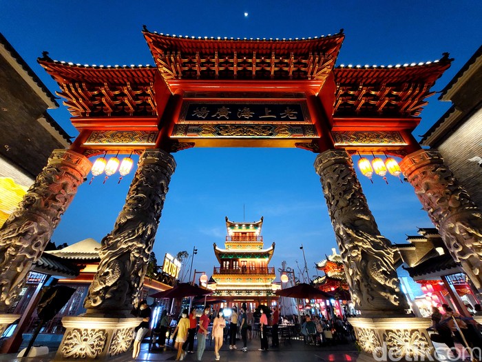 Sejumlah warga mengunjungi Old Shanghai Sedayu City di Kelapa Gading Jakarta Utara, Rabu (6/7/2022).