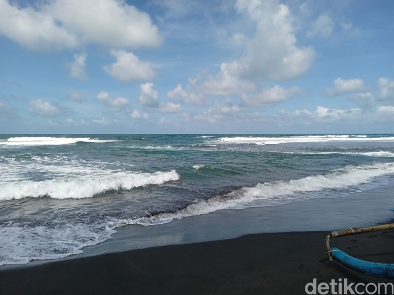 Suasana Pantai Legokjawa yang jadi lokasi 9 santri terseret ombak