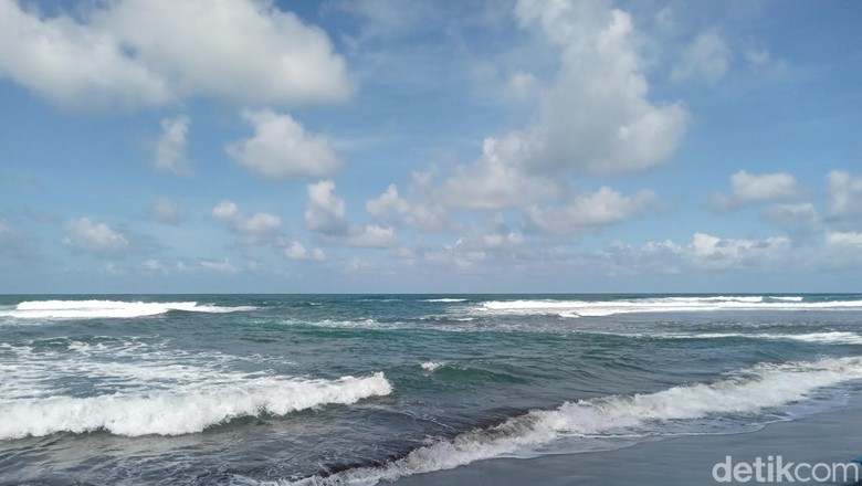 Pantai Legokjawa Suasana Pantai Legokjawa yang jadi lokasi 9 santri terseret ombak